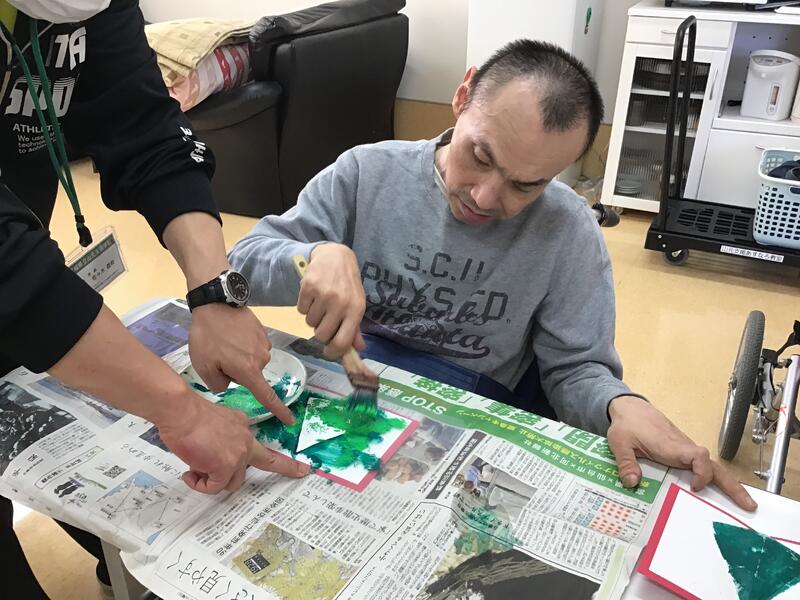 刷毛で色を上手に塗っています。