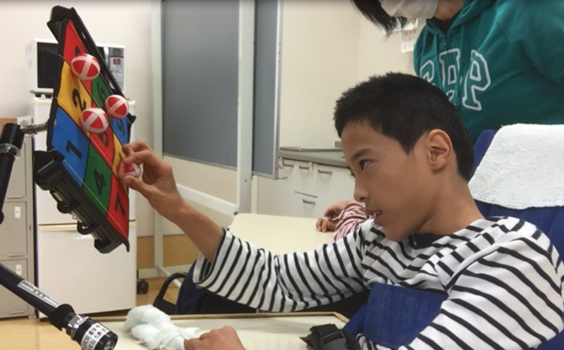 力いっぱい引っ張ってボールを取っています。