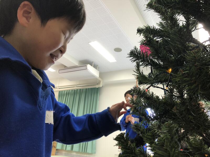 ツリーの飾り付けも楽しみました。