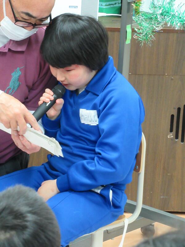 司会は３年生！マイクを持って頑張っています。