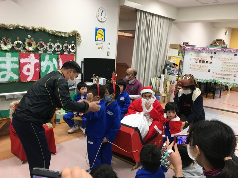 トナカイに連れられてサンタさん登場です。