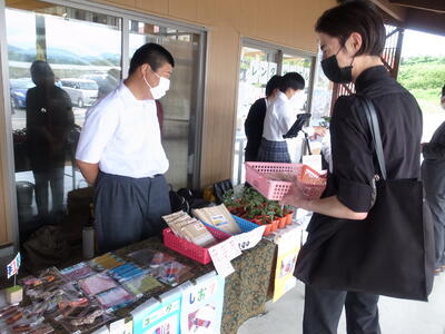 お客様とのやり取りの様子です。