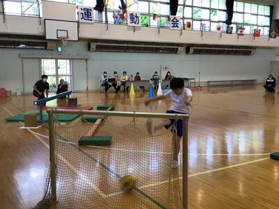 小学部は障害物走をしました。