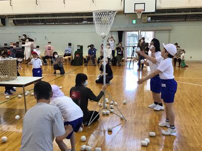玉入れは赤チームと白チームに分かれて対決しました