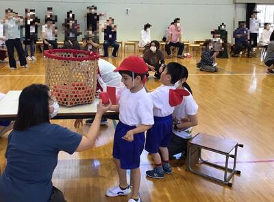 自分の高さに合ったカゴにたくさん入れました。