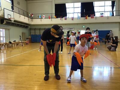 ダンスは「エビカニクス」を親子で一緒に踊りました。