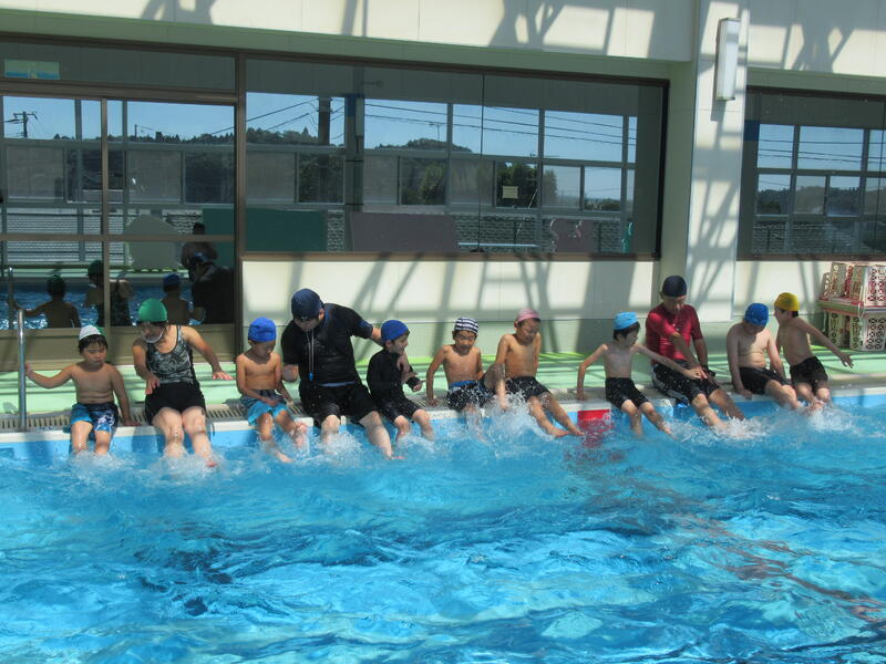 入水前の水慣れ。バタ足もみんなじょうずになりました。