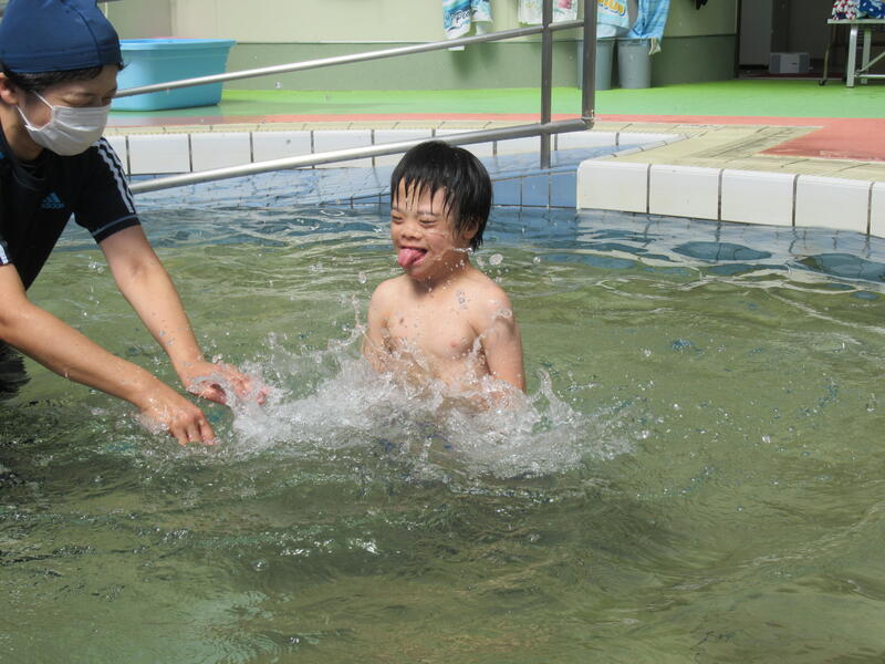 一人一人の発表。水遊び大好き！顔にかかっても平気です。