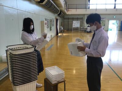 買い物カゴの消毒をしています。