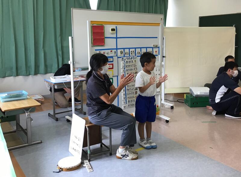 １年生は普段の朝の会の様子を発表しました。