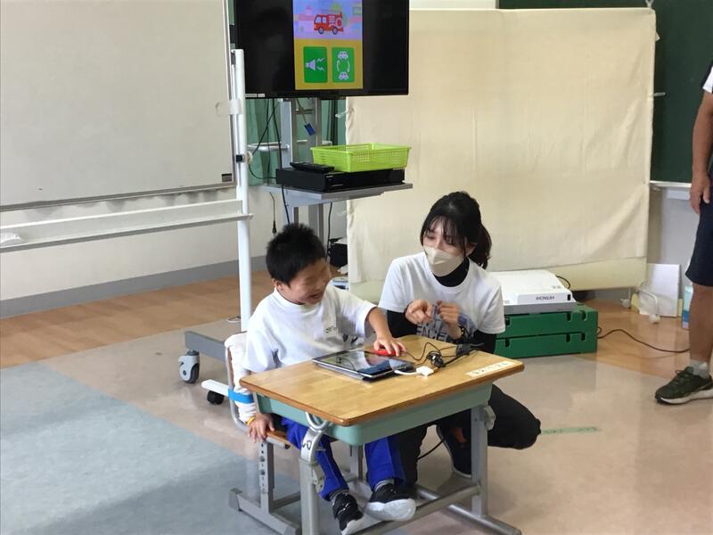 スイッチを押して自分でｉＰａｄを操作することができるようになりました。