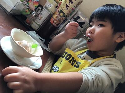 デザートにアイスをぱくり。