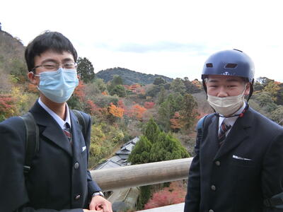 清水の舞台から景色を眺めました。