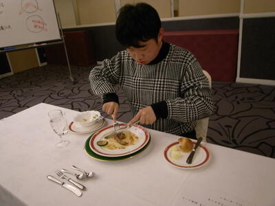 ナイフとフォークの使い方が分かってきました