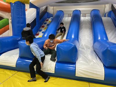 ふわふわの滑り台にみんな大興奮でした。