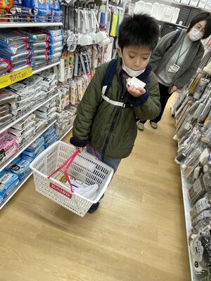 買う物カードを見ながら商品を選びました。