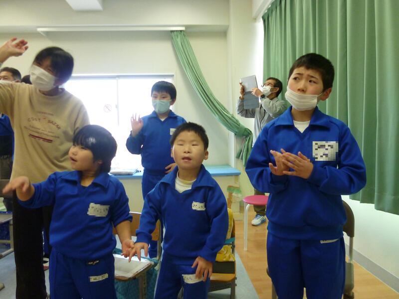 振り付きで「豆まき」の歌をうたいました。