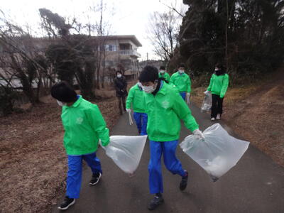 学校周辺でのごみ拾いの様子です