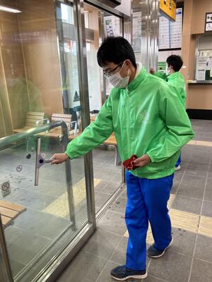 坂元駅待合室のガラスを清掃しました