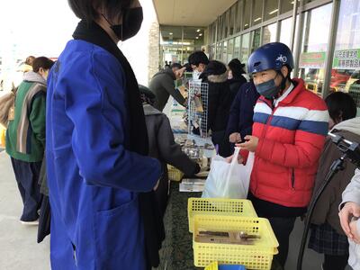 フレスコキクチ山下駅前店での販売の様子