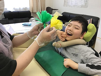 自分で選んだ色のポンポンで応援します