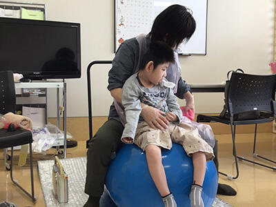 ピーナツボールで揺れ遊び