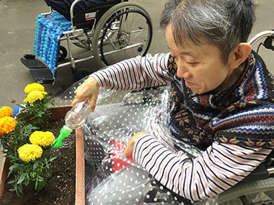 花いっぱい運動　苗を植え水やりもしました