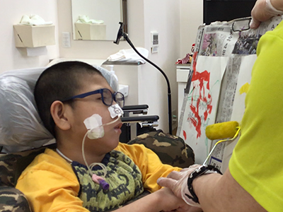 ローラーで色塗り　応援グッズ制作