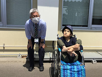 学校で校長先生と記念撮影