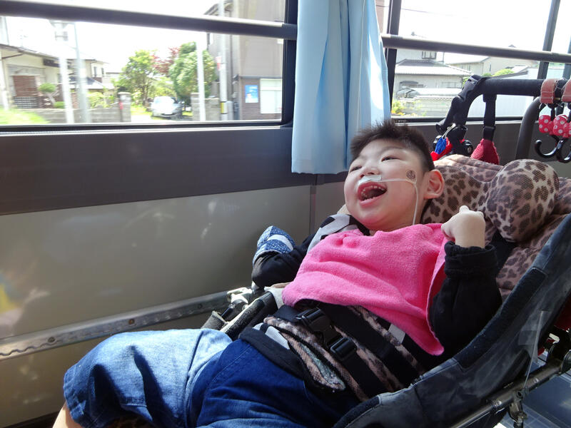 バスに乗って大喜び！　揺れも心地良い。