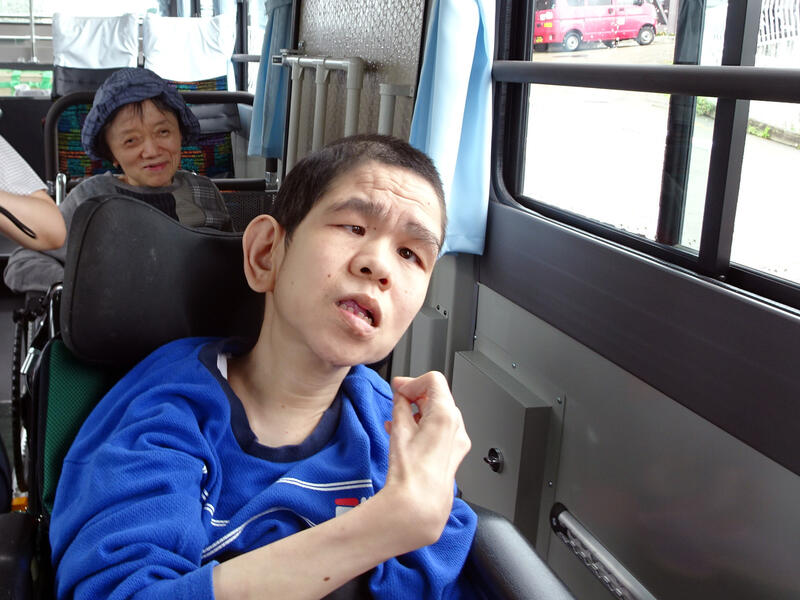 バスに乗って出発。車窓からの眺めは最高！