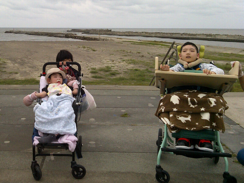 『うみは　ひろいな　おおきいな～』