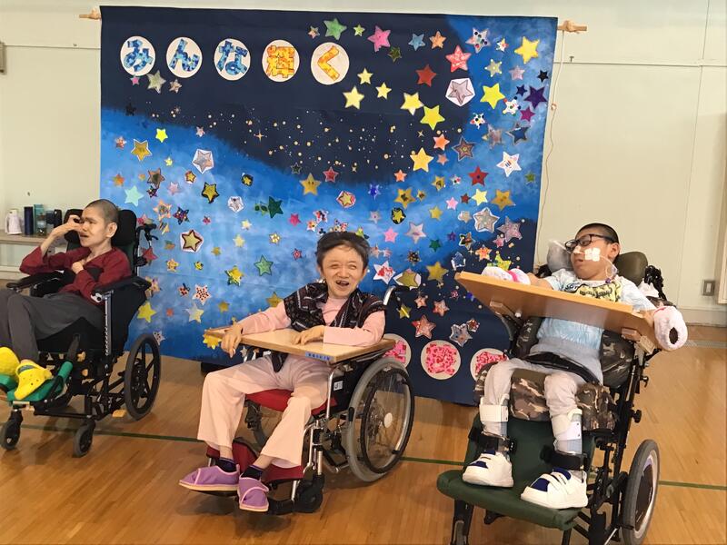 全校児童生徒一人一人がデザインした星を集めて、大きな絵が完成しました。