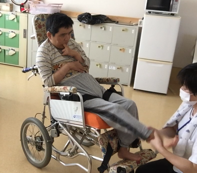 体操で体をほぐしています。